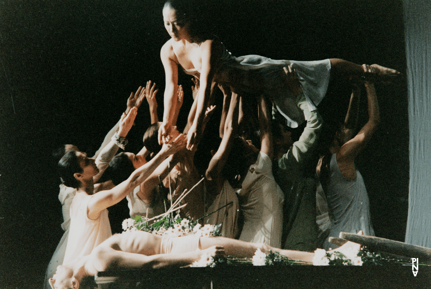 Beatrice Libonati und Azusa Seyama in „Iphigenie auf Tauris“ von Pina Bausch