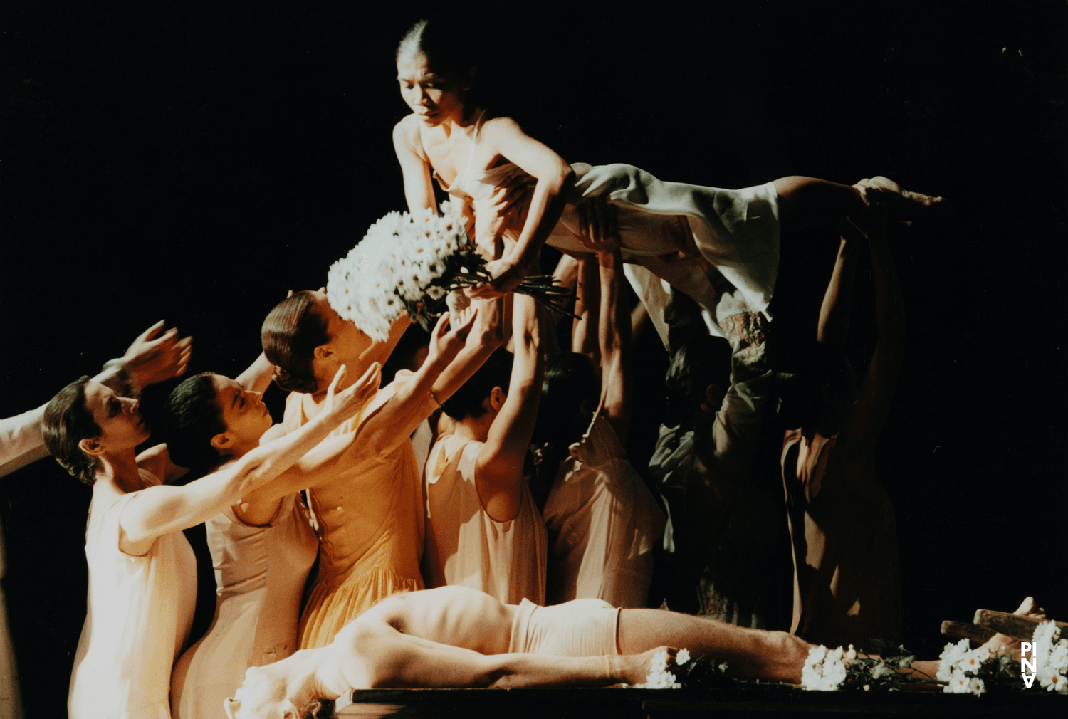 Aida Vainieri, Beatrice Libonati und Ditta Miranda Jasjfi in „Iphigenie auf Tauris“ von Pina Bausch
