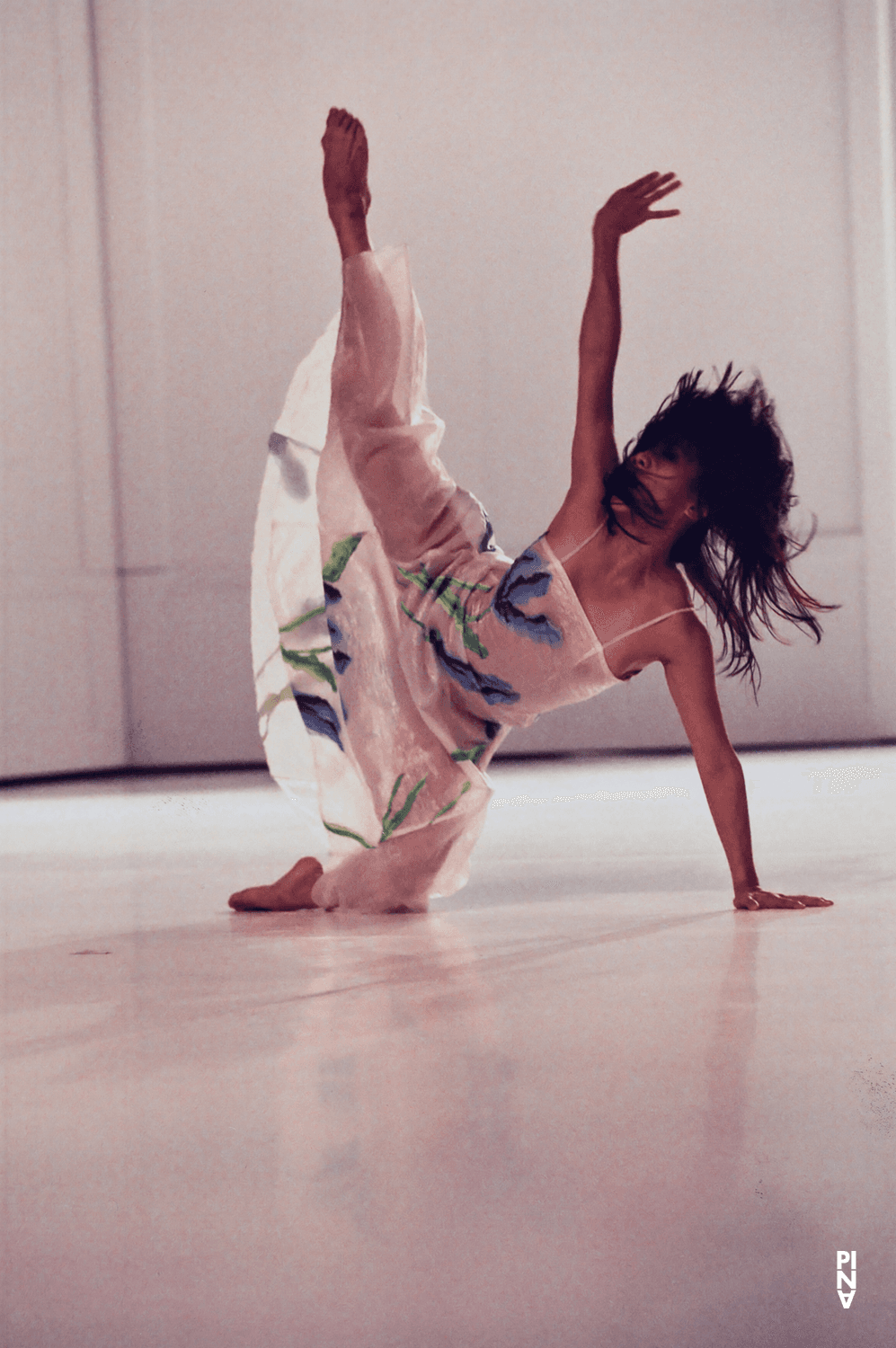 Azusa Seyama in „Für die Kinder von gestern, heute und morgen“ von Pina Bausch