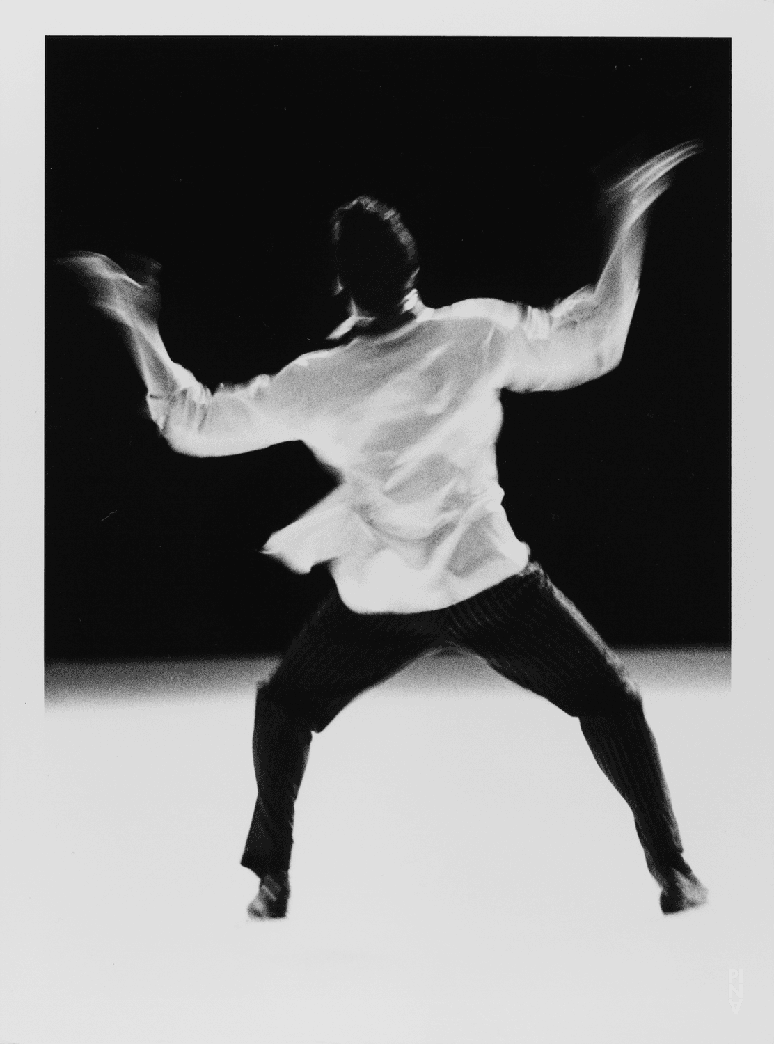 Fabien Prioville in „Für die Kinder von gestern, heute und morgen“ von Pina Bausch im Théâtre de la Ville Paris, Spielzeit 2002/03