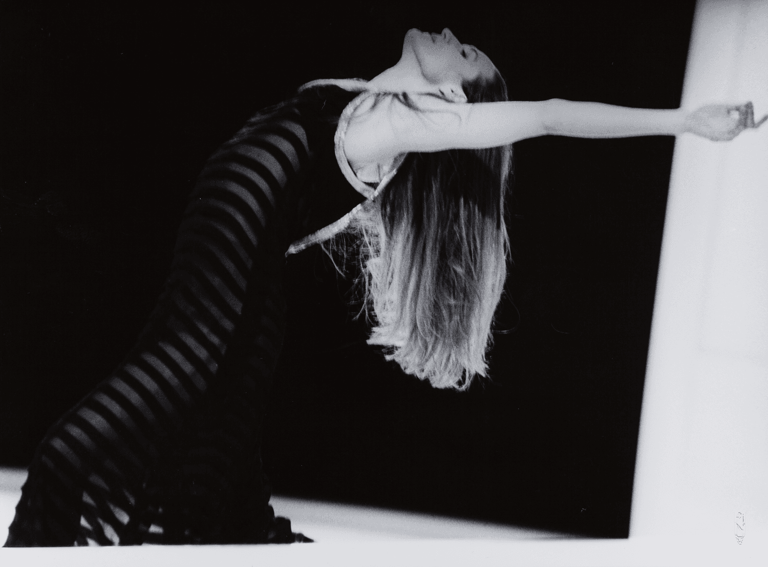 Julie Anne Stanzak in „Für die Kinder von gestern, heute und morgen“ von Pina Bausch