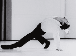 Fabien Prioville in „Für die Kinder von gestern, heute und morgen“ von Pina Bausch | Foto: Ulli Weiss © Pina Bausch Foundation, Ulli Weiss