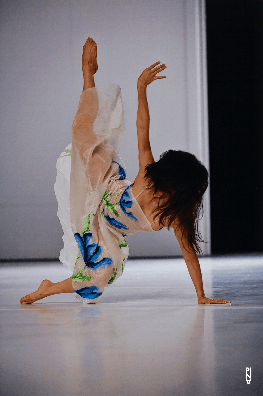 Azusa Seyama in „Für die Kinder von gestern, heute und morgen“ von Pina Bausch