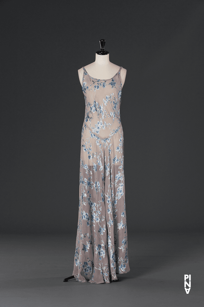 Langes Kleid, getragen von Mélanie Maurin in „Für die Kinder von gestern, heute und morgen“ von Pina Bausch