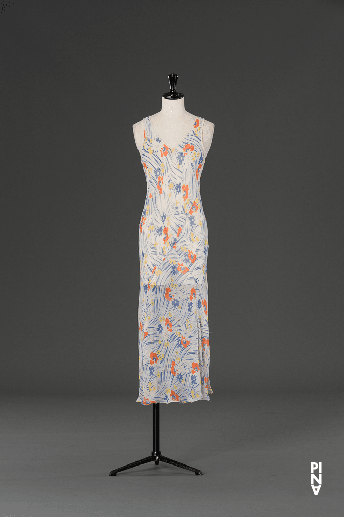 Kurzes Kleid, getragen von Julie Anne Stanzak in „Für die Kinder von gestern, heute und morgen“ von Pina Bausch