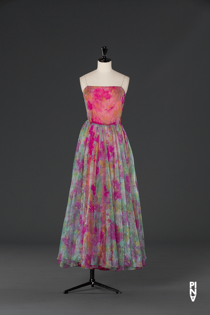 Langes Kleid, getragen in „Für die Kinder von gestern, heute und morgen“ von Pina Bausch