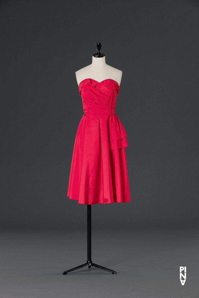 Kurzes Kleid, getragen von Azusa Seyama in „Für die Kinder von gestern, heute und morgen“ von Pina Bausch