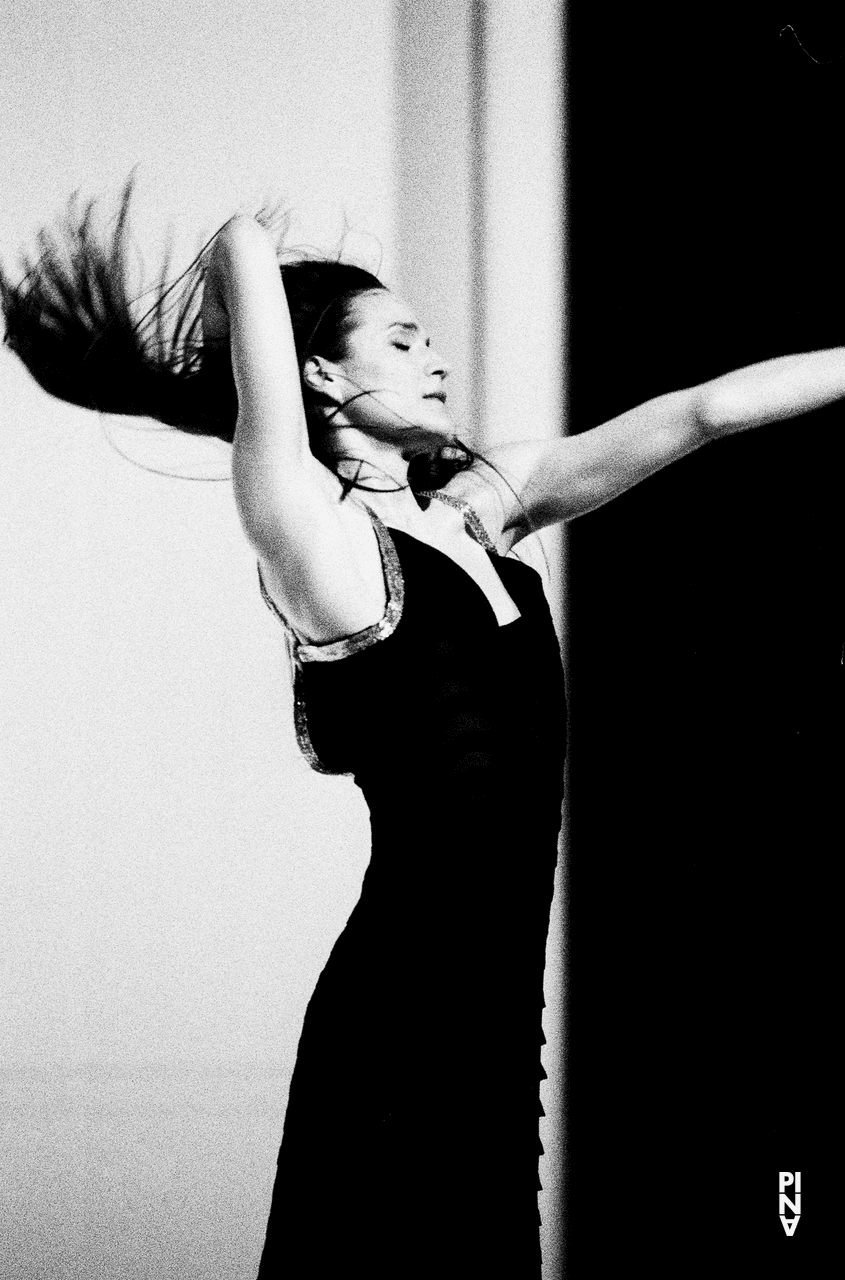 Julie Anne Stanzak in « Pour les enfants d´hier, d´aujourd´hui et de demain » de Pina Bausch
