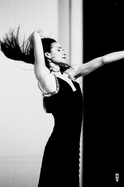 Julie Anne Stanzak in „Für die Kinder von gestern, heute und morgen“ von Pina Bausch | Foto: Maarten Vanden Abeele