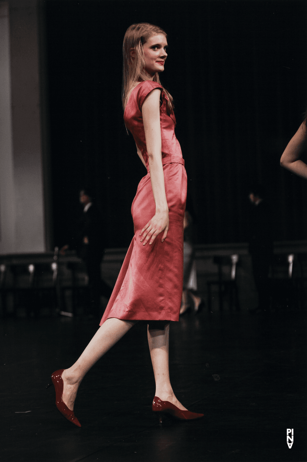 Joy Wonnenberg in „Kontakthof. Mit Teenagern ab „14““ von Pina Bausch