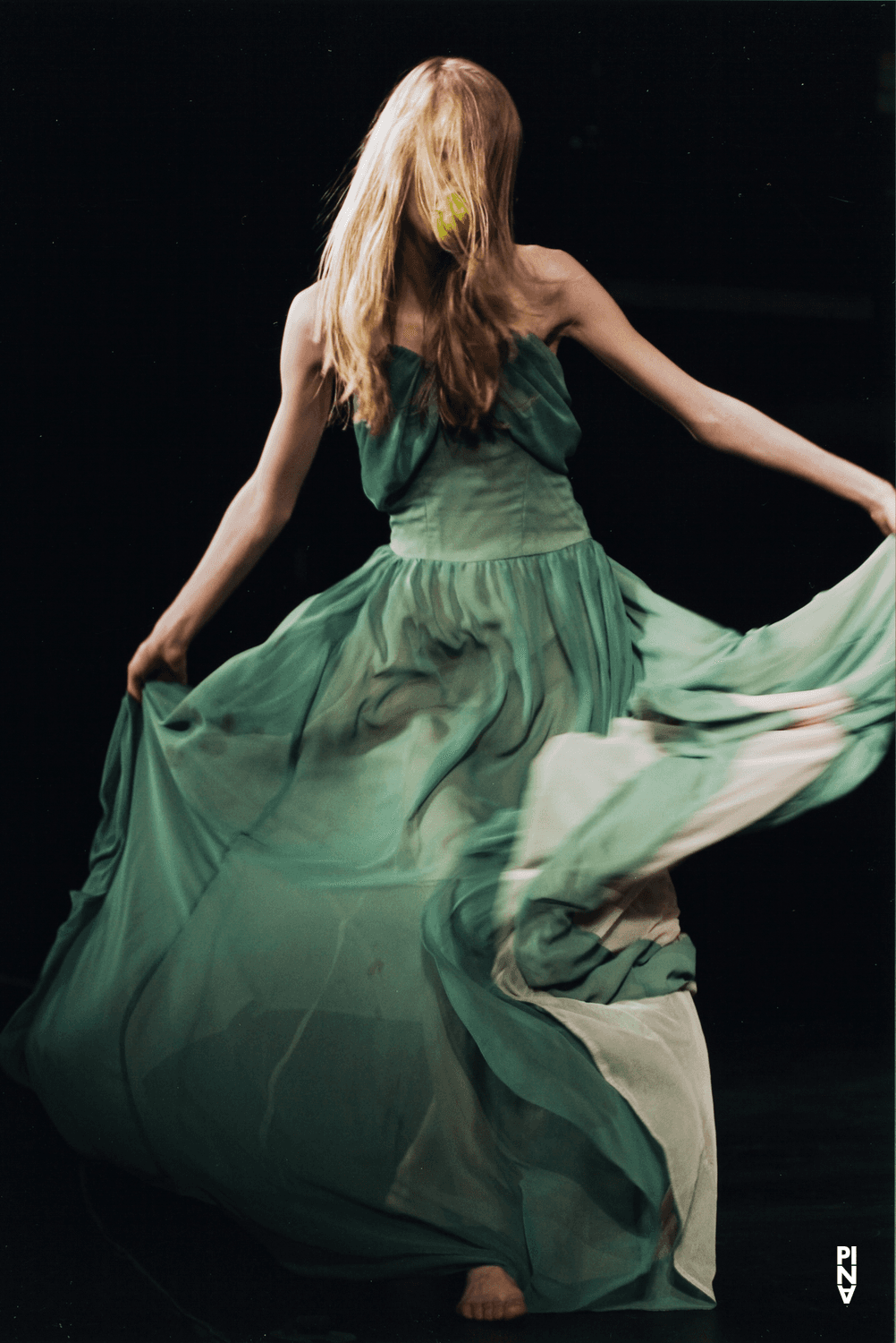 Joy Wonnenberg dans « Kontakthof. Avec des jeunes de plus de 14 ans » de Pina Bausch