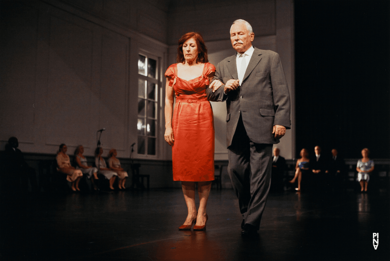 Klaus Rubert et Krista Lange dans « Kontakthof. Avec des dames et messieurs de plus de 65 ans » de Pina Bausch