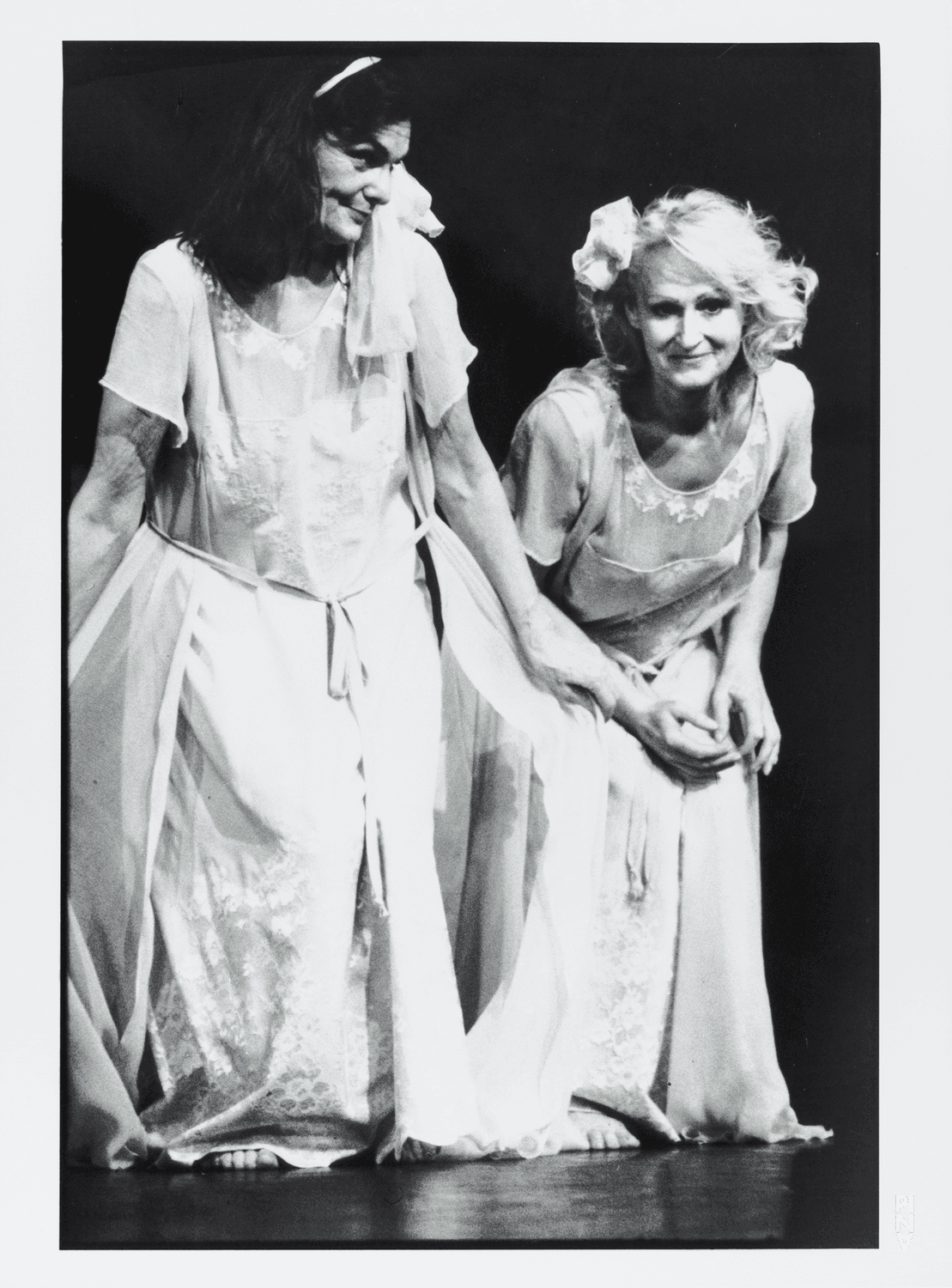 Edith Rudorff et Jutta Geike dans « Kontakthof. Avec des dames et messieurs de plus de 65 ans » de Pina Bausch