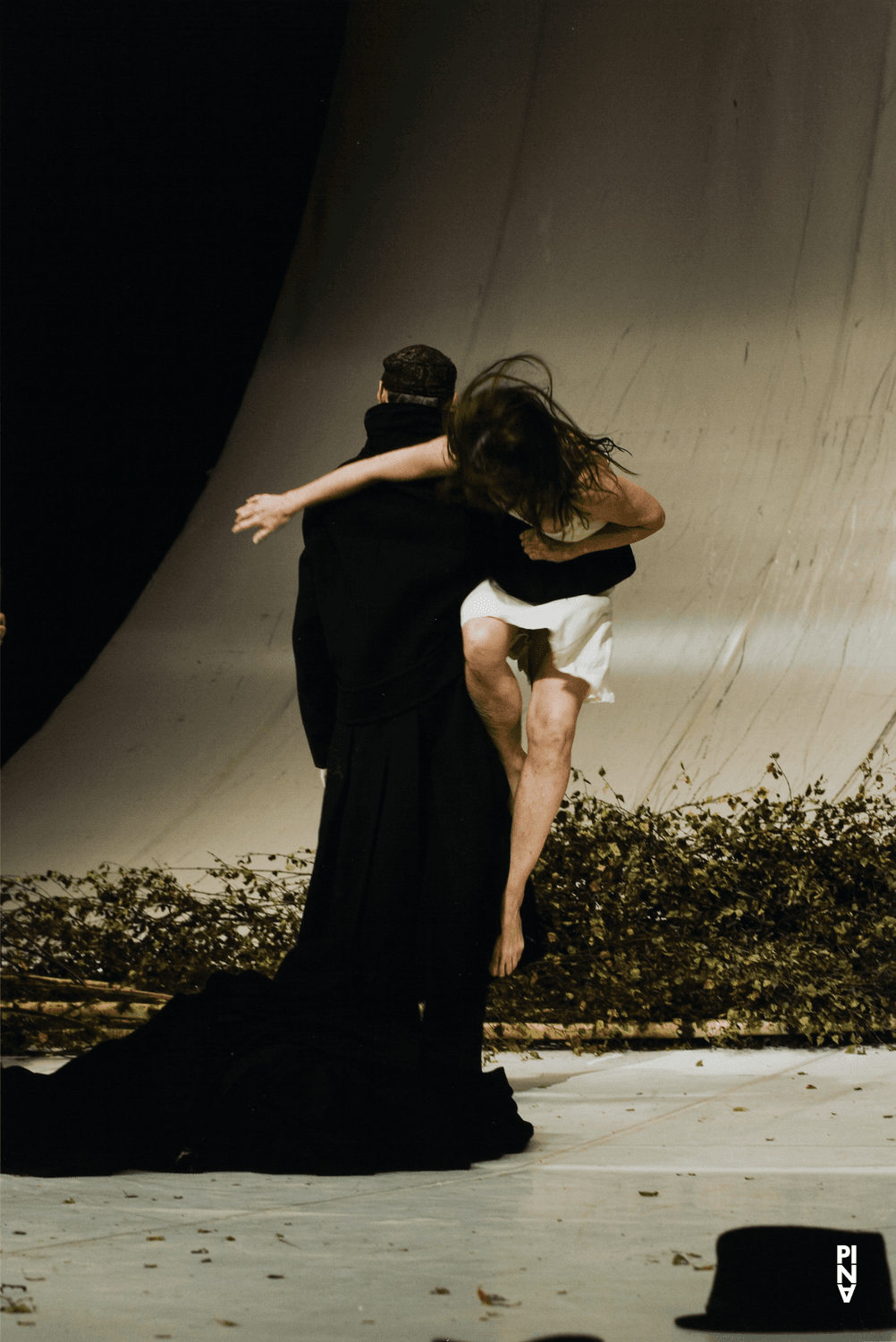 Josephine Ann Endicott und Andrey Berezin in „Komm tanz mit mir“ von Pina Bausch