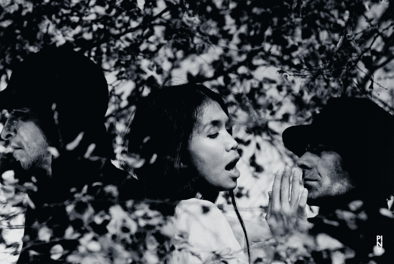 Ditta Miranda Jasjfi, Fernando Suels Mendoza et Rainer Behr dans « Komm tanz mit mir » de Pina Bausch au Schauspielhaus Wuppertal, 8 octobre 2008