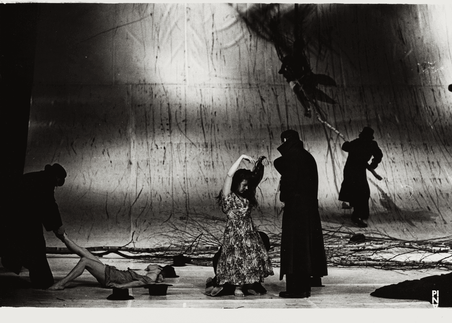 Josephine Ann Endicott in „Komm tanz mit mir“ von Pina Bausch