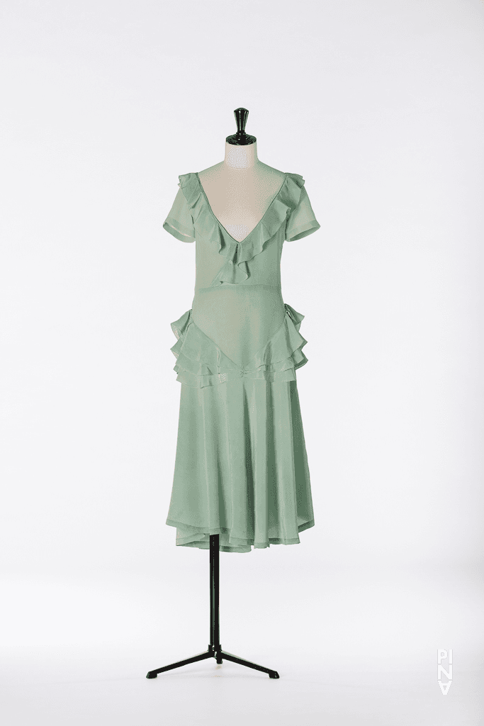 Jupe courte, porté dans Josephine Ann Endicott en « Komm tanz mit mir » de Pina Bausch