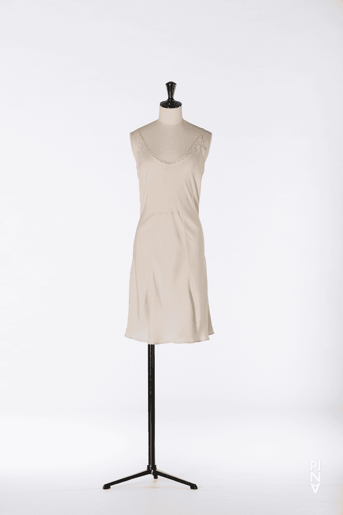 Jupon, porté dans Josephine Ann Endicott en « Komm tanz mit mir » de Pina Bausch