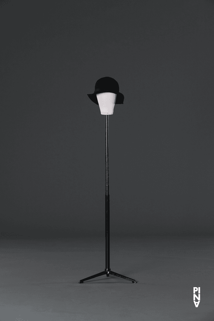 Hut, getragen von Ed Kortlandt in „Komm tanz mit mir“ von Pina Bausch