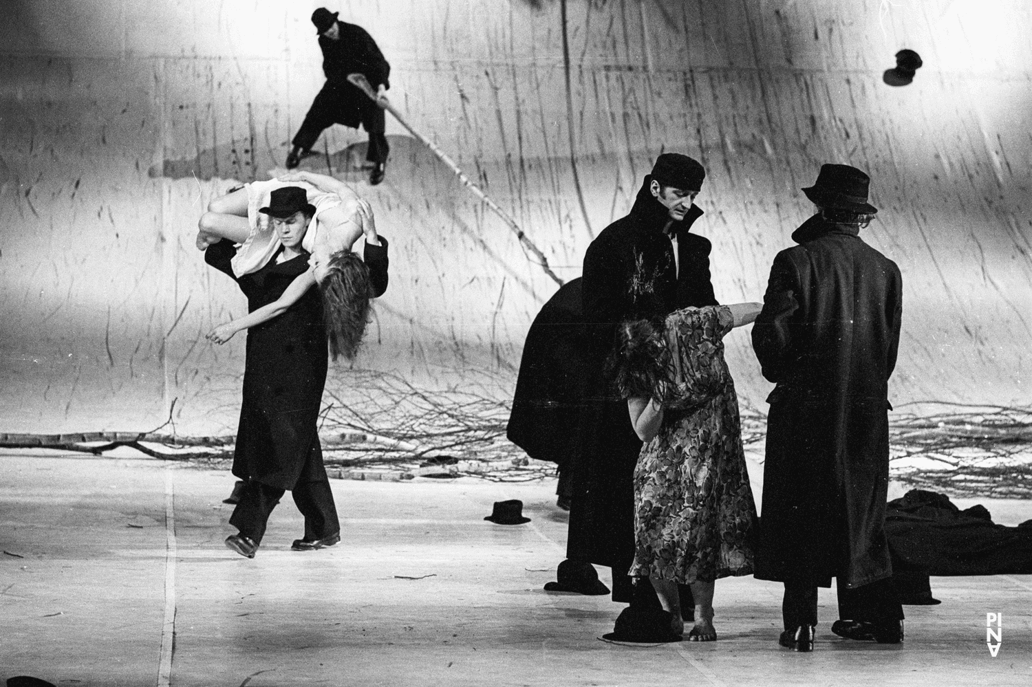 Josephine Ann Endicott, Jan Minařík und Heinz Samm in „Komm tanz mit mir“ von Pina Bausch