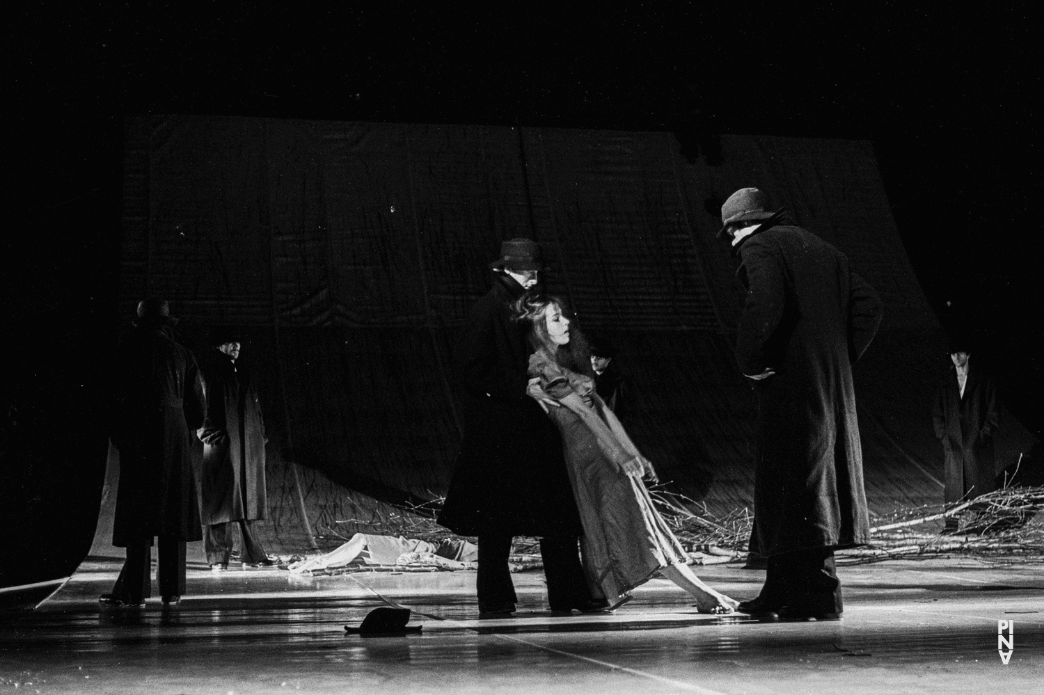 Barbara Passow-Diekamp dans « Komm tanz mit mir » de Pina Bausch