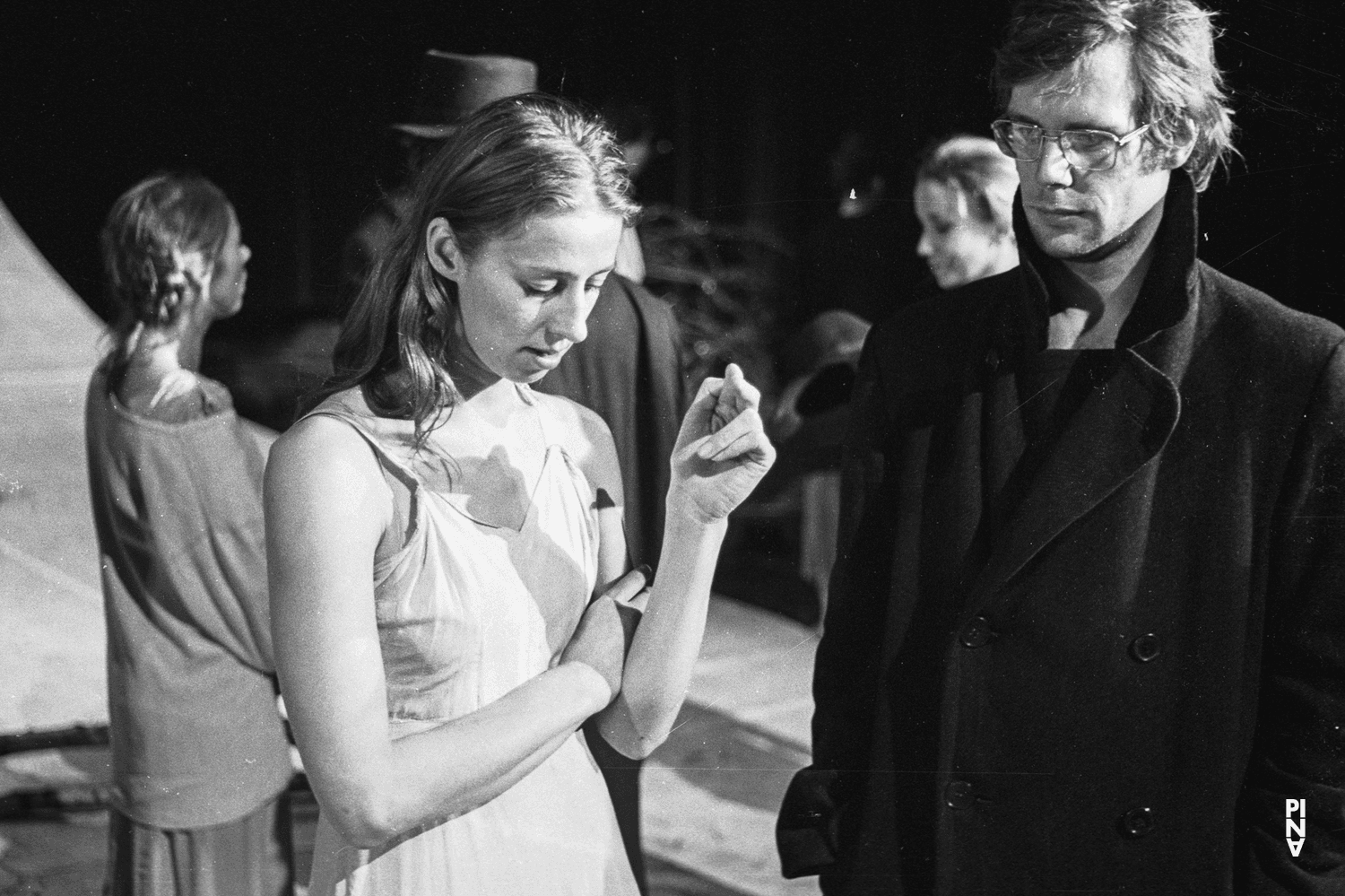 Ed Kortlandt, Tjitske Broersma et Monika Sagon dans « Komm tanz mit mir » de Pina Bausch