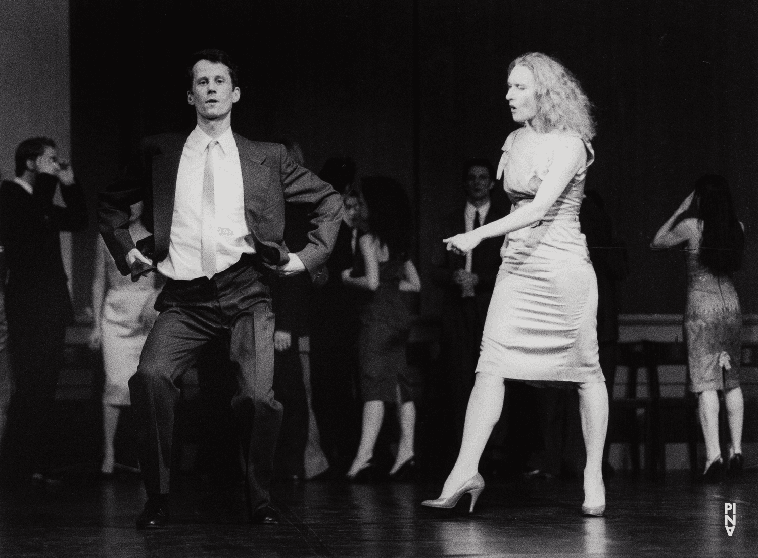 Stephan Brinkmann und Julie Shanahan in „Kontakthof“ von Pina Bausch mit Tanztheater Wuppertal im Schauspielhaus Wuppertal (Deutschland), 21. Februar 2000