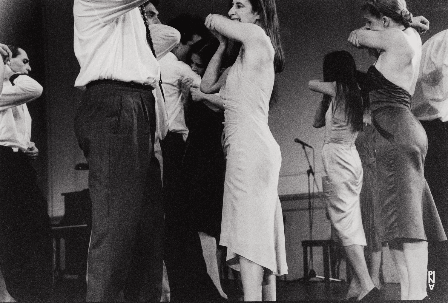 Beatrice Libonati, Barbara Kaufmann und Daphnis Kokkinos in „Kontakthof“ von Pina Bausch mit Tanztheater Wuppertal im Schauspielhaus Wuppertal (Deutschland), 21. Februar 2000