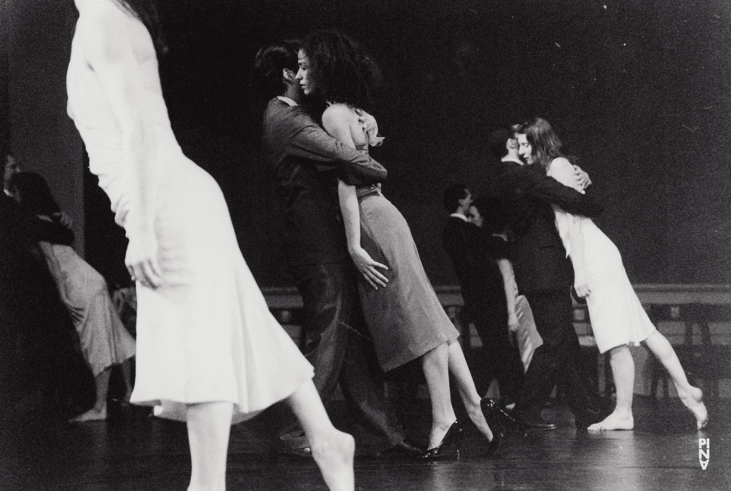 Raphaëlle Delaunay et Héléna Pikon dans « Kontakthof » de Pina Bausch avec Tanztheater Wuppertal au Schauspielhaus Wuppertal (Allemagne), 21 février 2000