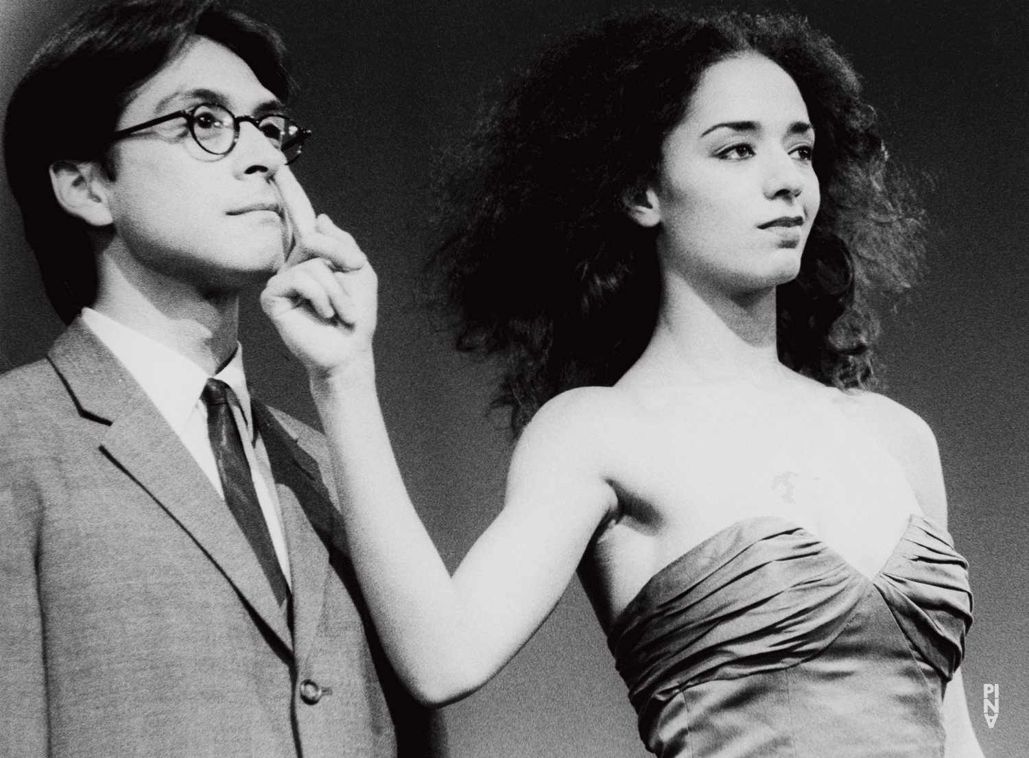 Eddie Martinez und Raphaëlle Delaunay in „Kontakthof“ von Pina Bausch mit Tanztheater Wuppertal im Schauspielhaus Wuppertal (Deutschland), 21. Februar 2000