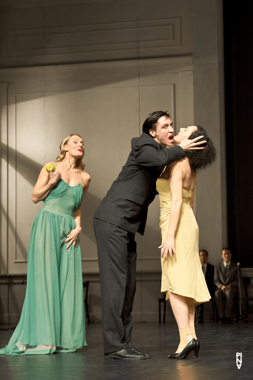 Cristiana Morganti, Aleš Čuček und Julie Shanahan in „Kontakthof“ von Pina Bausch mit Tanztheater Wuppertal im Opernhaus Wuppertal (Deutschland), 6. März 2013