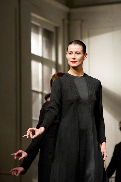 Clémentine Deluy in „Kontakthof“ von Pina Bausch mit Tanztheater Wuppertal im Opernhaus Wuppertal (Deutschland), 6. März 2013