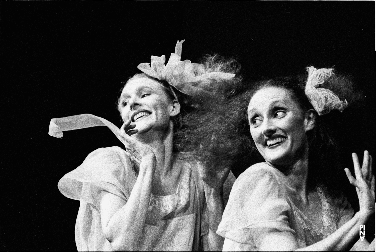 Nazareth Panadero et Julie Shanahan dans « Kontakthof » de Pina Bausch