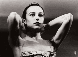 Anne Martin dans « Kontakthof » de Pina Bausch | Photo: Ulli Weiss © Ulli Weiss, Pina Bausch Foundation