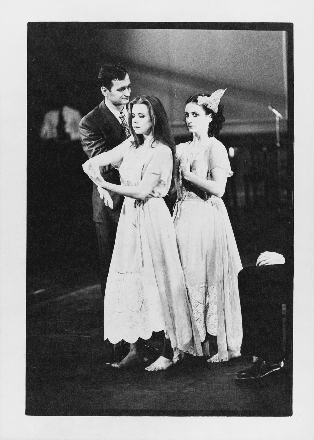 Meryl Tankard, Jan Minařík und Josephine Ann Endicott in „Kontakthof“ von Pina Bausch