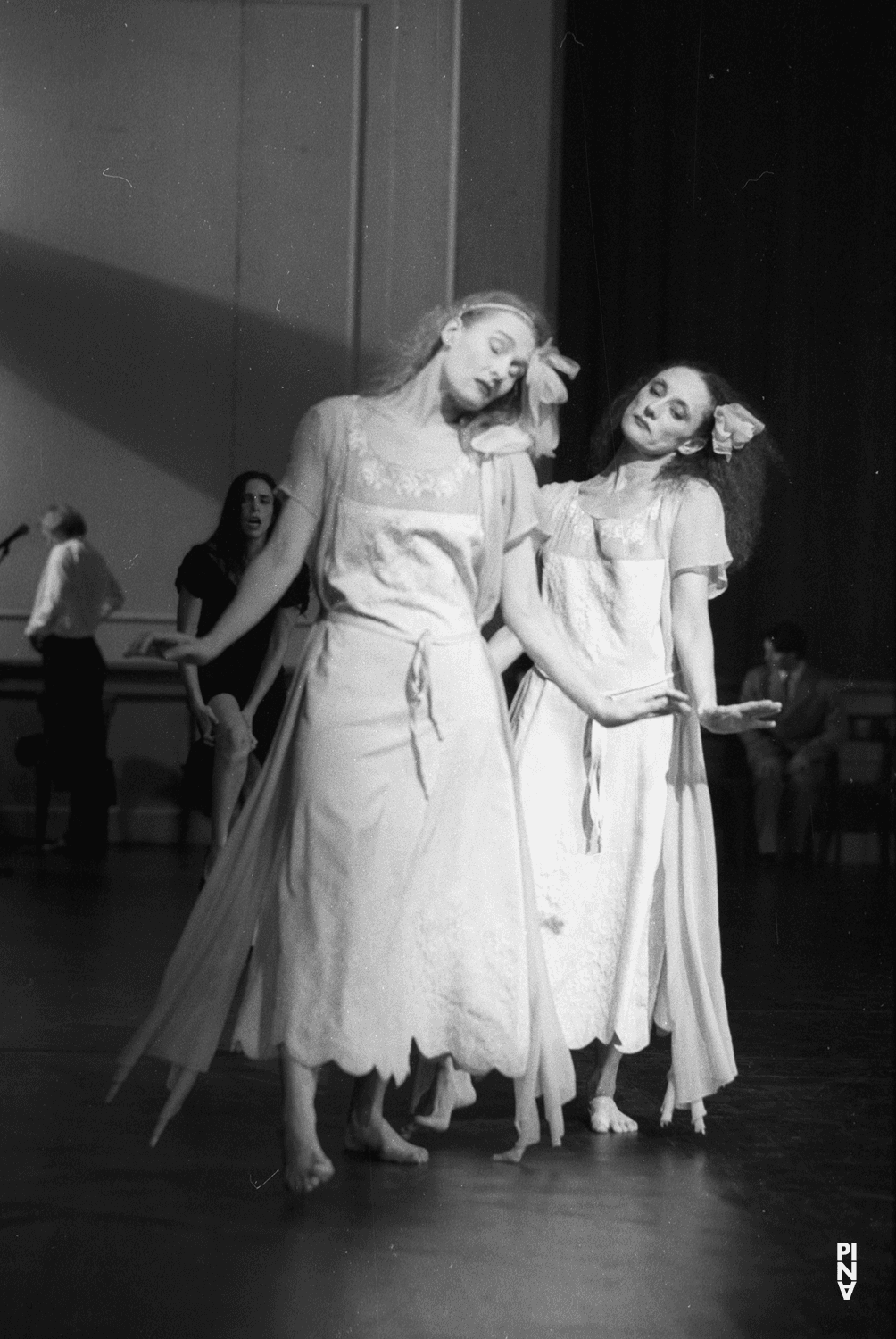 Julie Shanahan, Nazareth Panadero und Ruth Amarante in „Kontakthof“ von Pina Bausch