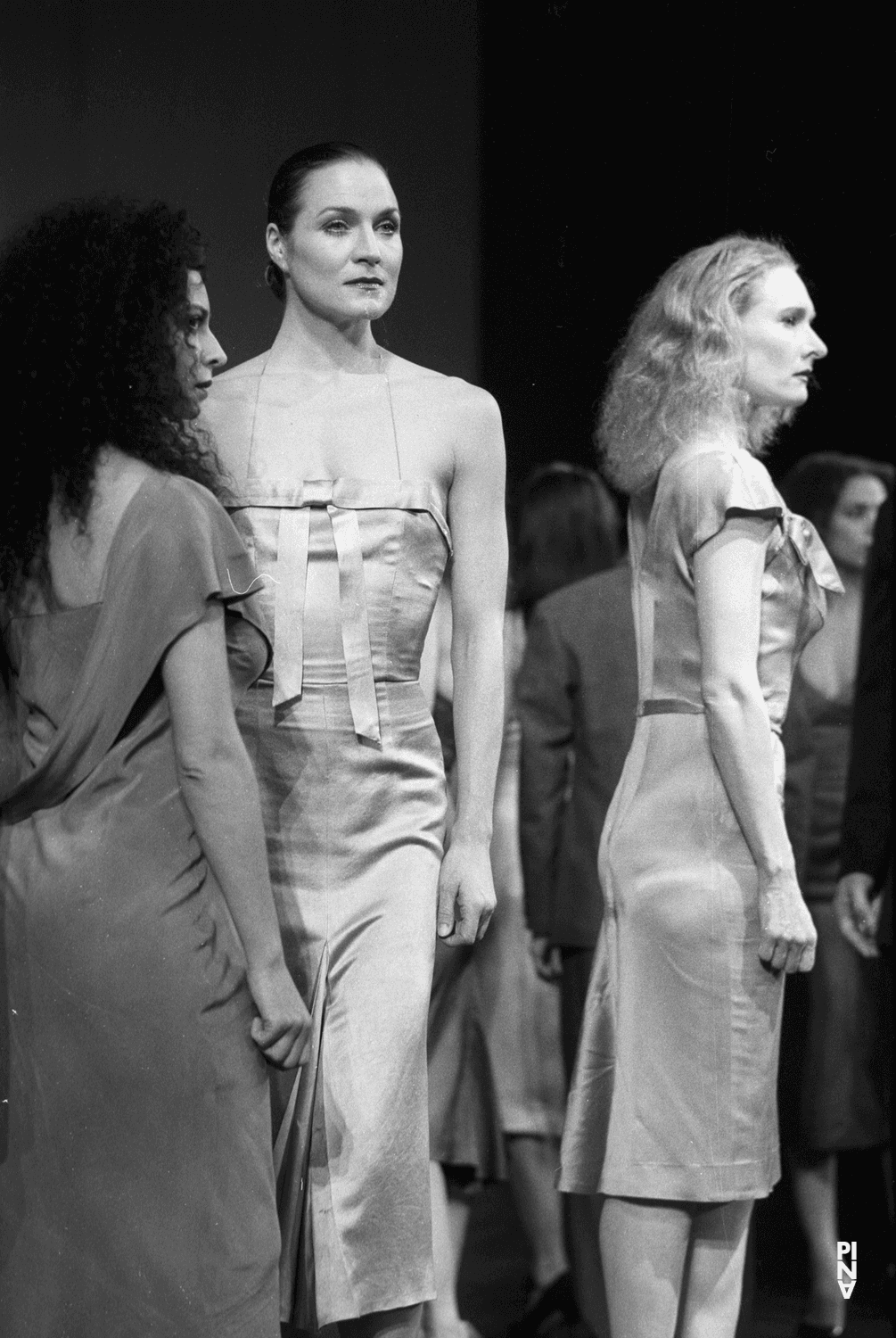 Julie Anne Stanzak, Julie Shanahan et Aida Vainieri dans « Kontakthof » de Pina Bausch