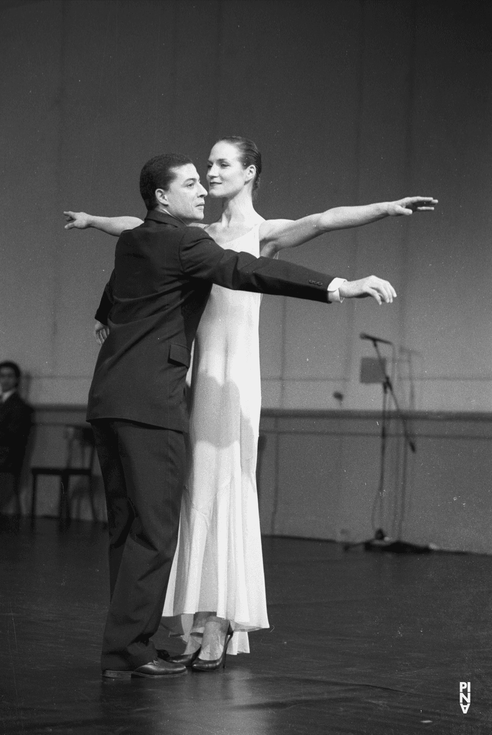 Fernando Suels Mendoza und Julie Anne Stanzak in „Kontakthof“ von Pina Bausch