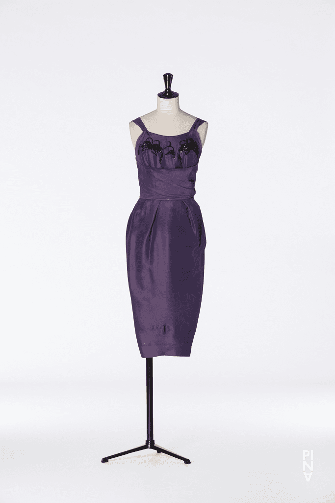 Bolero, Kleid und Kombination, getragen von Monika Sagon in „Kontakthof“ von Pina Bausch