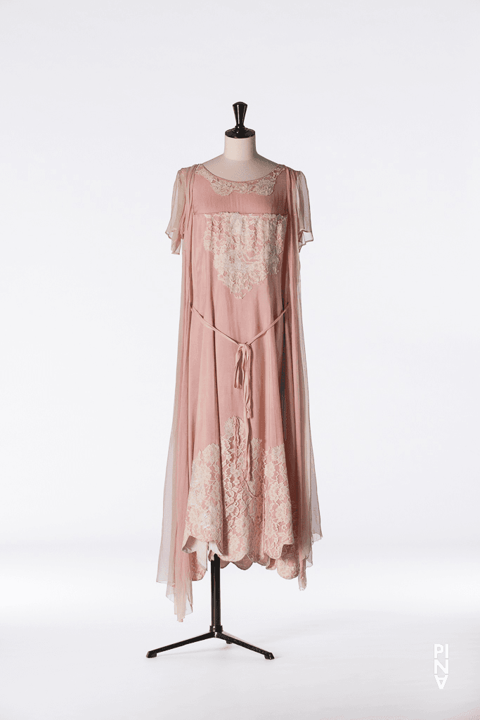 Kleid, getragen von Josephine Ann Endicott und Meryl Tankard in „Kontakthof“ von Pina Bausch