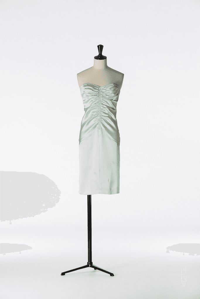 Kurzes Kleid, getragen von Vivienne Newport in „Kontakthof“ von Pina Bausch
