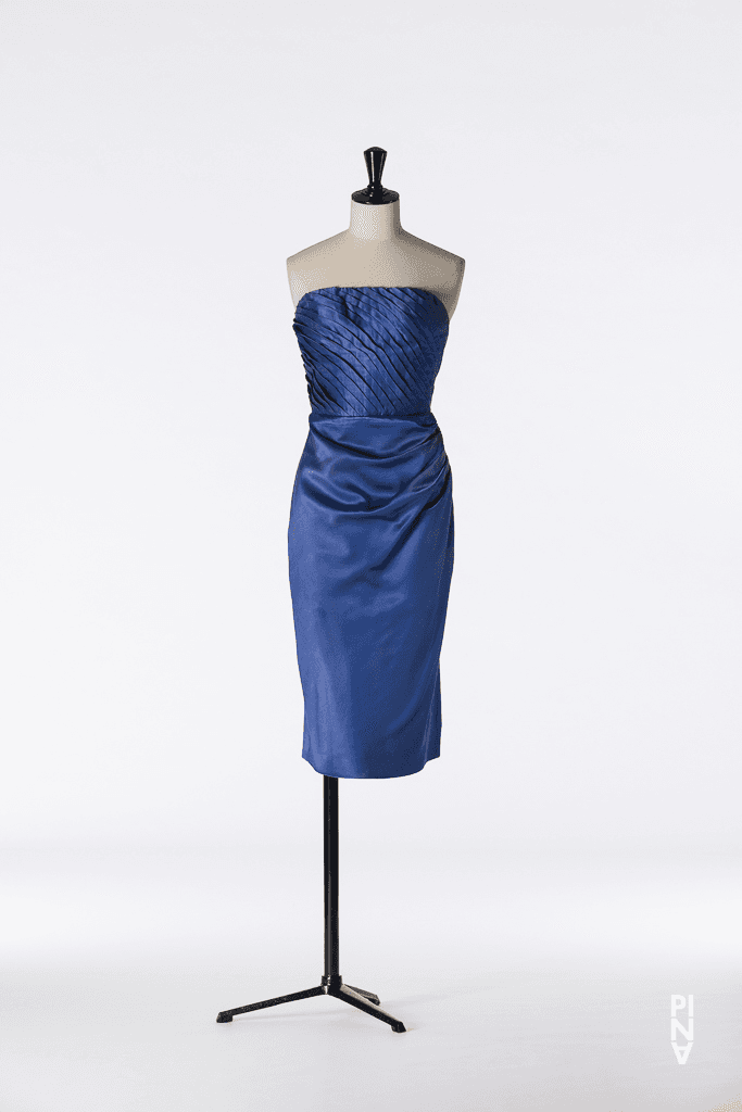 Kurzes Kleid, getragen von Meryl Tankard in „Kontakthof“ von Pina Bausch