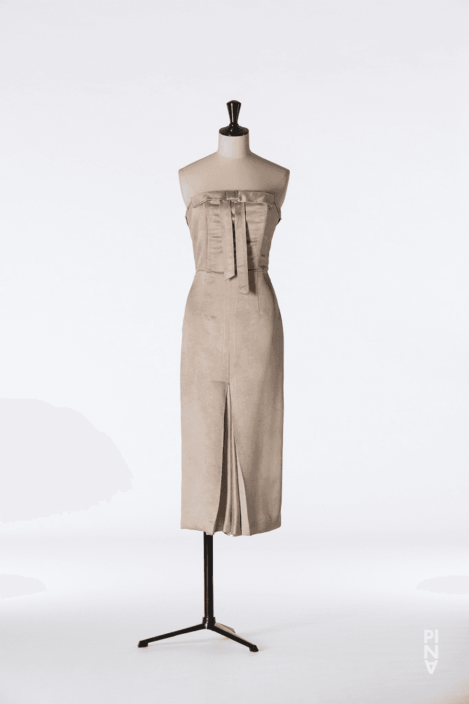 Kurzes Kleid, getragen von Anne Martin in „Kontakthof“ von Pina Bausch