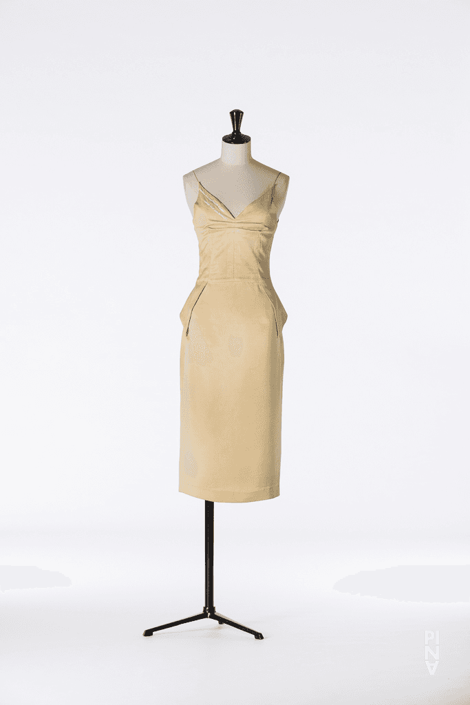 Kurzes Kleid, getragen von Elisabeth Clarke in „Kontakthof“ von Pina Bausch