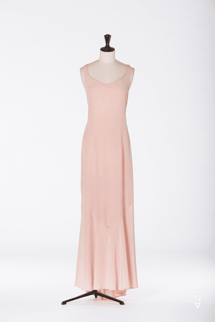 Langes Kleid, getragen von Anne Martin in „Kontakthof“ von Pina Bausch
