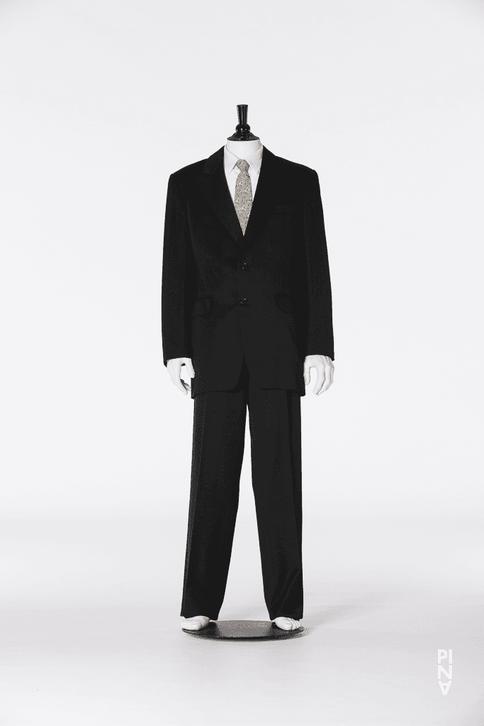 Costume, porté dans Lutz  Förster en « Kontakthof » de Pina Bausch