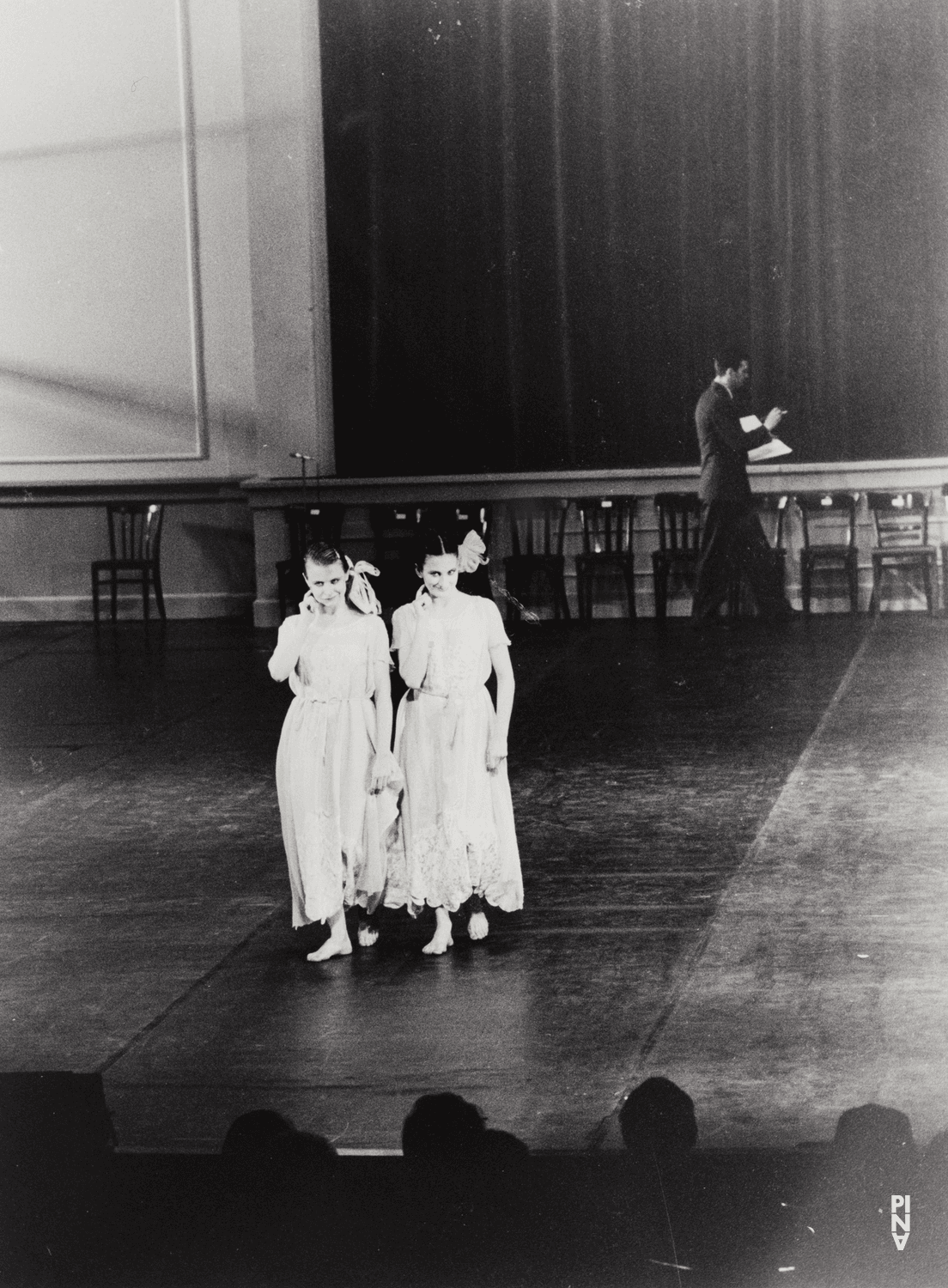 Meryl Tankard, Josephine Ann Endicott und Jan Minařík in „Kontakthof“ von Pina Bausch