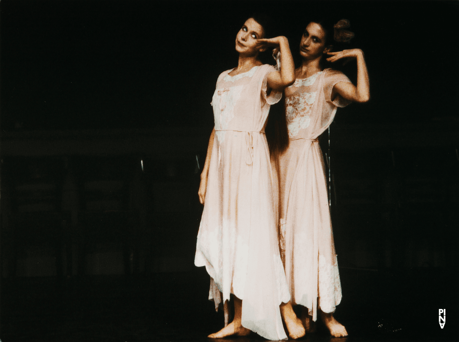 Josephine Ann Endicott et Meryl Tankard dans « Kontakthof » de Pina Bausch