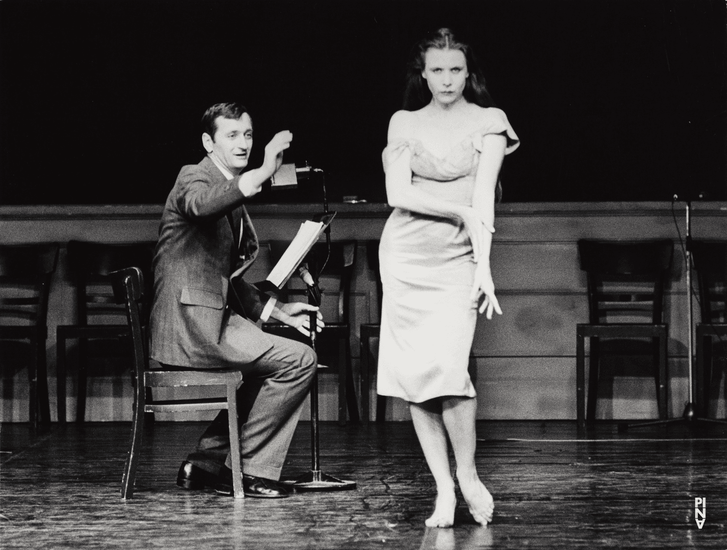 Josephine Ann Endicott und Jan Minařík in „Kontakthof“ von Pina Bausch