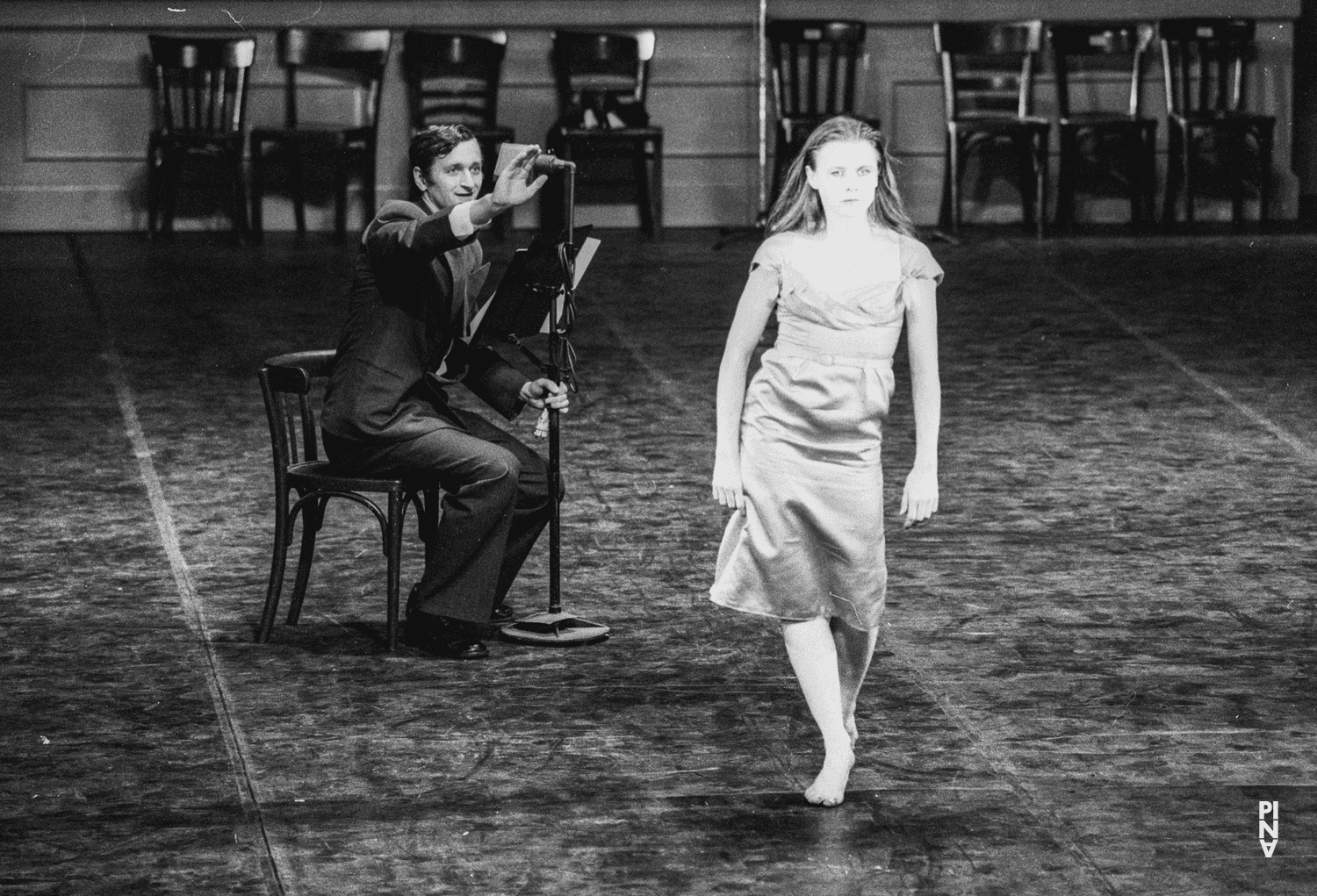 Josephine Ann Endicott und Jan Minařík in „Kontakthof“ von Pina Bausch im Opernhaus Wuppertal